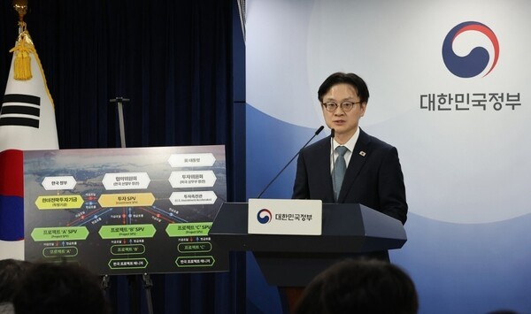 김정관 산업통상부 장관이 14일 서울 종로구 정부서울청사에서 한미 관세협상 팩트시트 및 MOU 관련 브리핑을 하고 있다. [출처=연합]