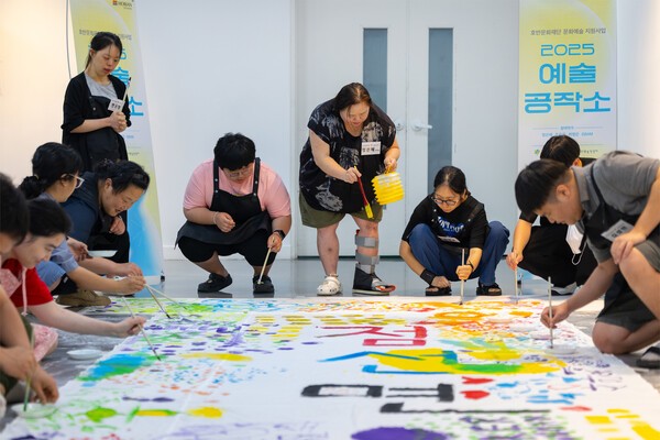 호반문화재단이 문화소외계층을 대상으로 다양한 예술 교육과 창작 활동을 지원하는 ‘2025 예술공작소’를 진행했다. 예술공작소 참가자들이 정은혜 작가 수업에서 그림 그리기 실습을 하고 있다.[출처=호반그룹]