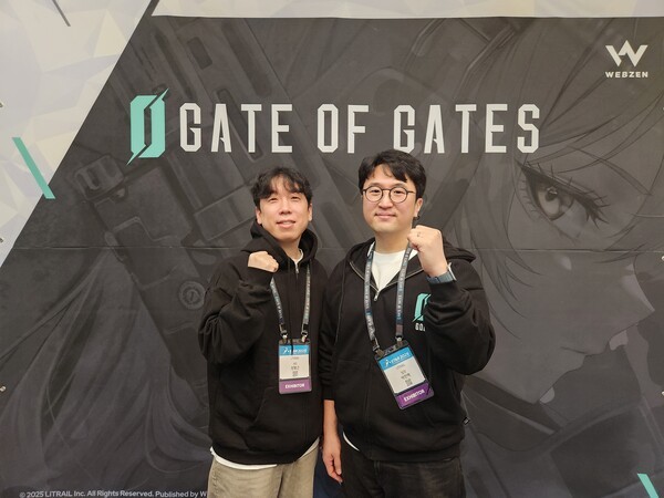 (왼쪽부터) 정명근 AD, 박찬혁 기획팀장이 14일 '지스타 2025' 현장에서 열린 기자간담회에서 기념촬영을 하고 있다. [출처=웹젠]