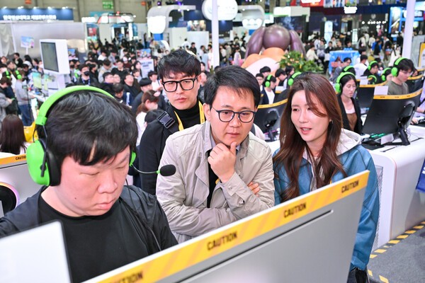 방준혁 넷마블 의장이 국내 최대 게임쇼 '지스타 2025' 넷마블 부스를 방문해 관람객들의 반응을 살피고 있다. [출처=넷마블]