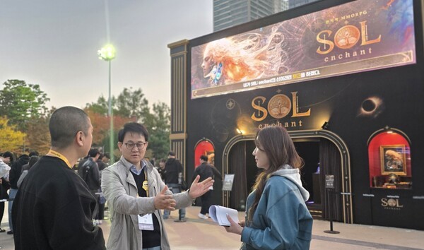 방준혁 넷마블 의장이 14일 국내 최대 게임쇼 '지스타 2025'가 열리고 있는 벡스코 제1전시장 야외 광장에 설치된 'SOL: enchant' 부스를 둘러보고 있다. [출처=넷마블]