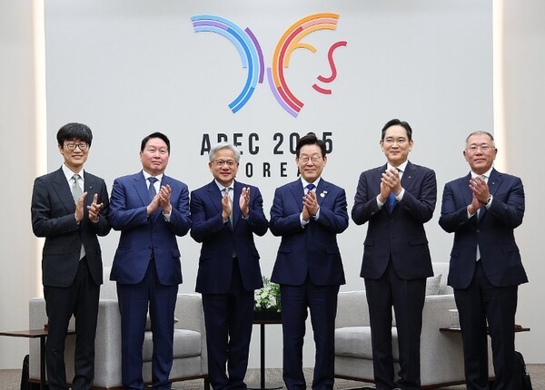 이재명 대통령이 31일 APEC 정상회의장인 경주화백컨벤션센터에서 젠슨 황 엔비디아 최고경영자 접견에 앞서 국내 기업 대표들과 함께 기념촬영을 하고 있다. 왼쪽부터 이해진 네이버 이사회 의장, 최태원 SK그룹 회장, 젠슨 황, 이재명 대통령, 이재용 삼성전자 회장, 정의선 현대차그룹 회장. [출처=연합]
