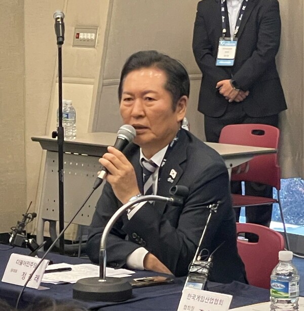 정청래 더불어민주당 대표가 14일 국내 최대 게임쇼 '지스타 2025'가 열리고 있는 부산 벡스코 현장에서 개최된 'K-게임 미래 전략을 위한 현장 간담회'에서 모두발언을 하고 있다. [출처=이경은 기자]