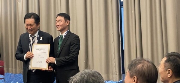 (오른쪽부터) 조영기 한국게임산업협회 회장이 정청래 더불어민주당 대표에게 건의서를 전달하고 기념촬영을 하고 있다. [출처=이경은 기자]