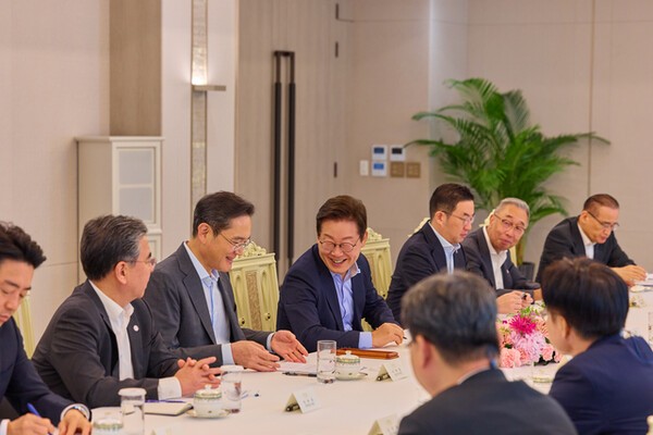 이재명 대통령이 지난 8월 19일 서울 용산 대통령실 청사에서 미일 순방 경제인 간담회를 하고 있다.(왼쪽부터) 장재훈 현대차 부회장, 이재용 삼성전자 회장, 이 대통령, 구광모 LG그룹 회장, 박지원 두산그룹 부회장 겸 두산에너빌리티 회장, 위성락 국가안보실장. [출처=연합뉴스]