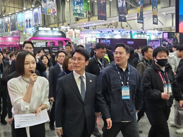 김민석 국무총리(왼쪽 두 번째)가 15일 국내 최대 게임쇼 '지스타 2025'가 열리고 있는 부산 벡스코 현장을 방문해 전시장을 둘러보고 있다. [출처=게임기자단]