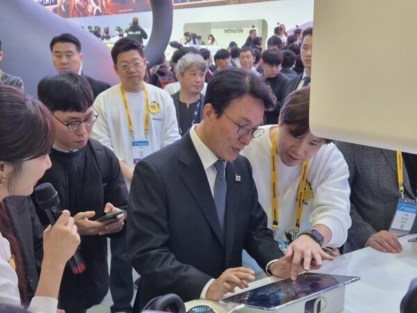 김민석 국무총리가 넷마블 부스에서 신작 '나 혼자만 레벨업: 카르마'를 플레이해보고 있다. [출처=게임기자단 ]