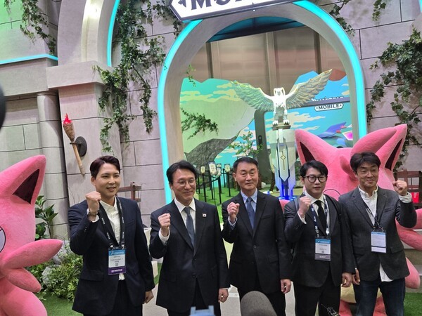 (왼쪽 두 번째부터) 김민석 국무총리, 조영기 한국게임산업협회 회장과 관계자들이 크래프톤의 '팰월드 모바일' 부스 앞에서 화이팅을 외치고 있다. [출처=게임기자단]