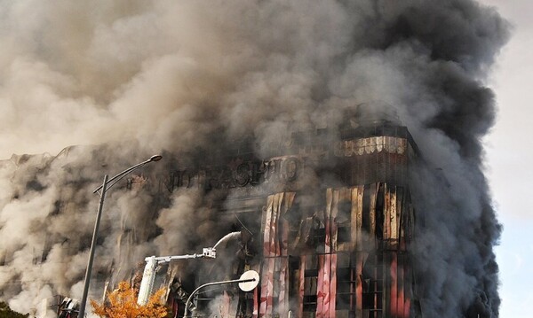 지난 15일 오전 충남 천안시 동남구 풍세면 소재 이랜드패션 물류센터에서 불이 나 검은 연기가 치솟고 있다. [출처=연합뉴스]