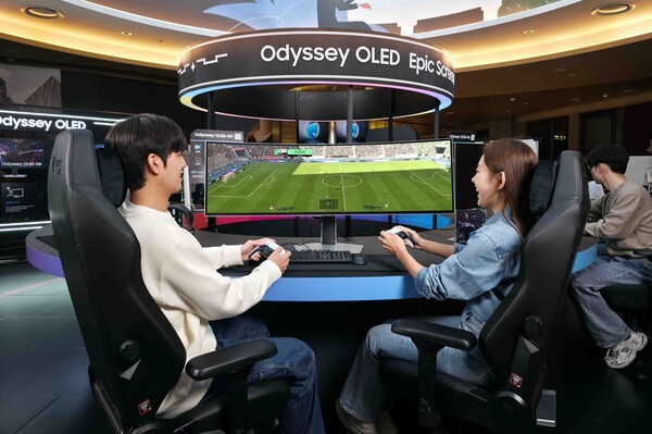삼성전자 모델이 32:9 비율의 '오디세이 OLED G9'으로 일렉트로닉 아츠(EA)의 최신 축구 게임 'EA 스포츠 FC™ 26'을 넓은 시야로 즐기고 있다. [출처=삼성전자]