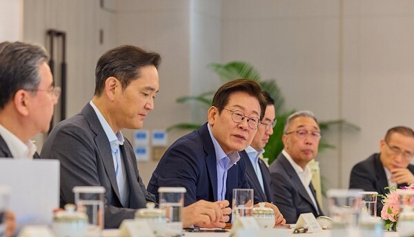 이재명 대통령이 지난 8월 서울 용산 대통령실 청사에서 미일 순방 경제인 간담회를 하고 있다. (왼쪽부터) 장재훈 현대자동차 부회장, 이재용 삼성전자 회장, 이 대통령, 구광모 LG그룹 회장, 박지원 두산그룹 부회장 겸 두산에너빌리티 회장. [출처=대통령실]