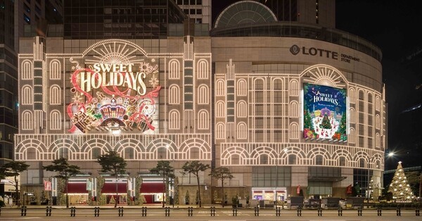 올해 롯데백화점 크리스마스 비주얼 테마 ‘스위트 홀리데이(Sweet Holidays)’로 물든 롯데타운 명동 시안. [출처=롯데백화점]