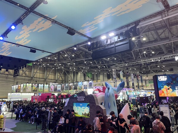 지스타 2025가 열리고 있는 부산 벡스코 제1 전시관에 관람객들이 줄을 서고 있다. [출처=이경은 기자]