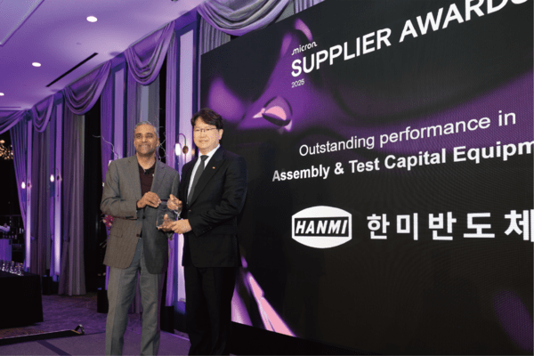 마이크론 테크놀로지 마니시 바티아 부회장과 한미반도체 곽동신 회장.[출처=한미반도체]