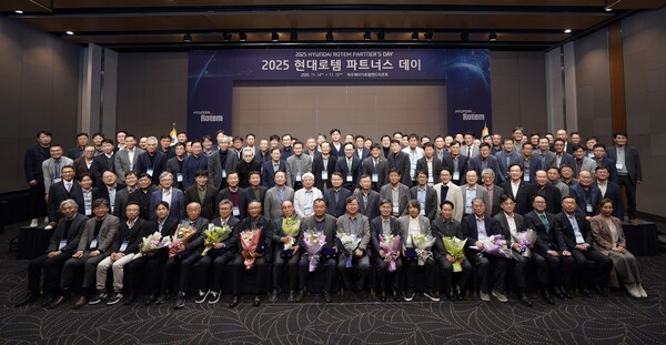 이용배(셋째줄 왼쪽 열세번째) 대표이사 사장과 이정엽(아홉번째) 부사장, 김두홍(열번째) 재경본부장 등 현대로템 주요 임원들이 ‘2025 현대로템 파트너스 데이’에서 협력업체 대표들과 기념촬영을 하고 있다.[출처=현대로템]