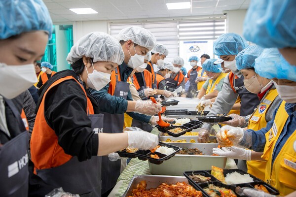 호반그룹 임직원 봉사단 '호반사랑나눔이'가 지난 4월 안동 산불 피해지역을 찾아 이재민을 위한 배식 봉사활동을 진행했다. [출처=호반그룹]