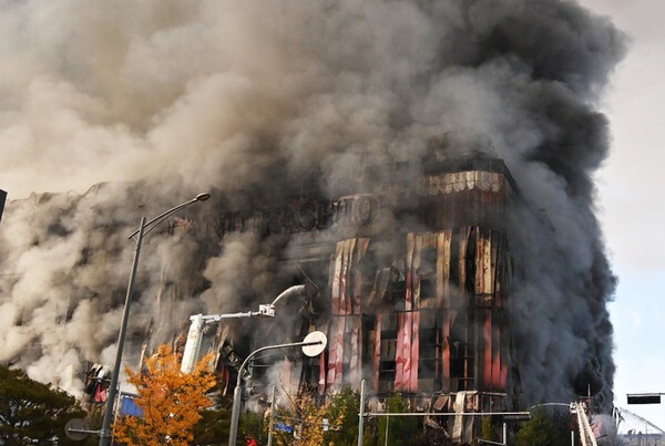 지난 15일 오전 충남 천안시 동남구 풍세면 이랜드패션 물류센터에서 불이 나 검은 연기가 치솟고 있다. [출처=충남도청]