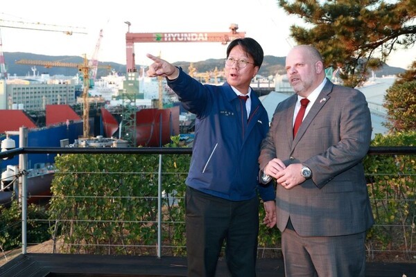 지난 10일 이상봉 HD현대중공업 특수선설계부문장(왼쪽)이 알렉스 크루츠 미국 상무부 부차관보에게 울산 조선소를 소개하고 있다. [출처=알렉스 크루츠 SNS]