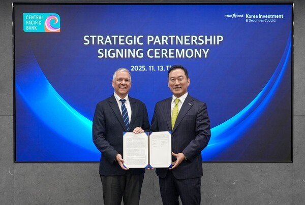 13일 한국투자증권 본사에서 열린 협약식에서 김성환 한국투자증권 사장(오른쪽)과 아놀드 마티네즈 센트럴 퍼시픽 뱅크 행장이 기념 사진을 촬영하고 있다. [출처= 한국투자증권]