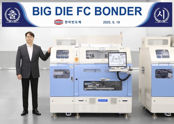 곽동신 한미반도체 회장과 ‘빅다이 FC 본더’ 장비. [출처=한미반도체]