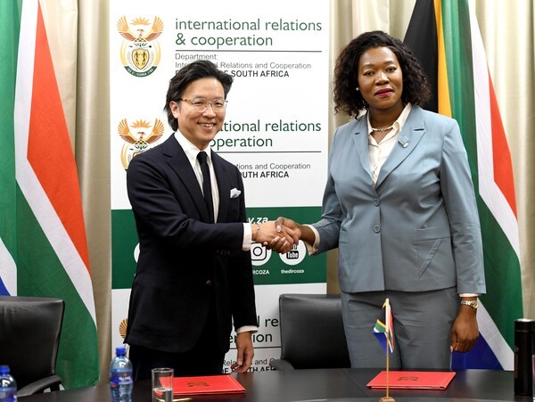 난 9월 5일 남아프리카공화국 프리토리아 소재 남아공 외교부 청사에서 현대차 GPO 김일범 부사장(사진 왼쪽), 안나 탄디 모라카(Anna Thandi Moraka) 남아공 외교부 차관(사진 오른쪽)이 2025년 G20 요하네스버그 정상회의 공식 차량 지원에 관한 업무협약을 체결한 직후 기념 촬영을 하고 있다. [출처=현대자동차]