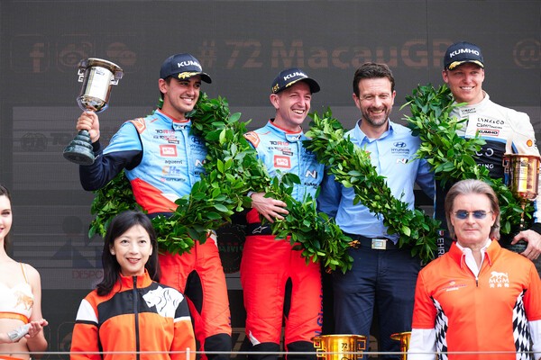 BRC 현대 N 스쿼드라 코르세(Squadra Corse) 팀 소속 네스토르 지로라미 선수와 미켈 아즈코나 선수가 11월 13~16일 열린 '2025 TCR 월드투어' 마카오 대회에서 우승ᆞ준우승을 차지하고 포디움에서 기뻐하는 모습(포디움에 올라선 선수들 중 가장 왼쪽부터 미켈 아즈코나, 네스토르 지로라미순) [출처=현대자동차]