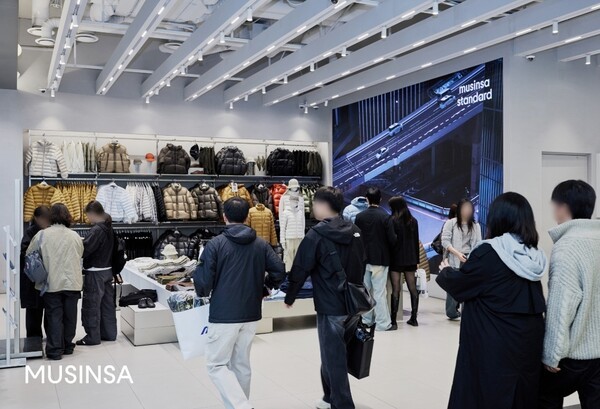무신사의 모던 베이식 캐주얼웨어 브랜드 ‘무신사 스탠다드(MUSINSA STANDARD)’가 올해 1월부터 10월까지 누적으로 오프라인 매장 방문객 2000만명을 돌파한 것으로 나타났다. [출처=무신사]