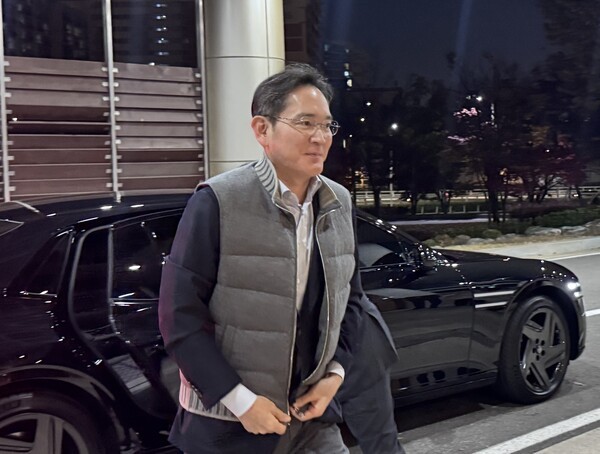 이재용 삼성전자 회장이 17일 강서구 서울김포비즈니스항공센터(SGBAC)를 통해 UAE로 출국하고 있다.  [출처=연합뉴스]