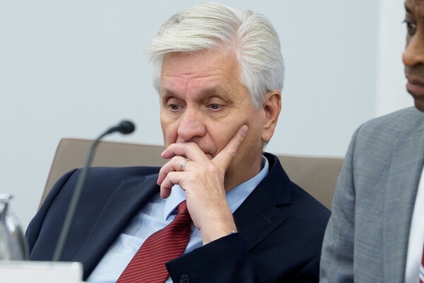 크리스토퍼 월러(왼쪽) 연방준비제도이사회 위원이 지난 10월 24일 미국 워싱턴 D.C. 연방준비제도 이사회 회의에 참석하고 있다. [출처=연합뉴스]