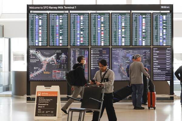 여객들이 미국 캘리포니아주 샌프란시스코에 있는 샌프란시스코 국제공항(SFO) 출국 안내판을 지나가고 있다. [출처=연합뉴스]