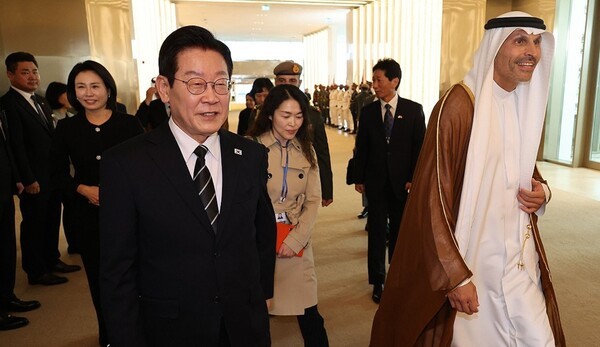 17일(현지시간) 아랍에미리트(UAE)를 국빈 방문한 이재명 대통령이 아부다비 왕실공항에 도착해 이동하고 있다. [출처=연합]