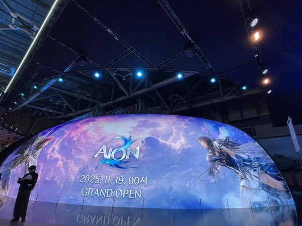 지난 13일부터 16일까지 부산 벡스코에서 열린 국내 최대 게임쇼 '지스타 2025'에 마련된 엔씨소프트 부스에 신작 '아이온2' 이미지가 송출되고 있다. [출처=이경은 기자]