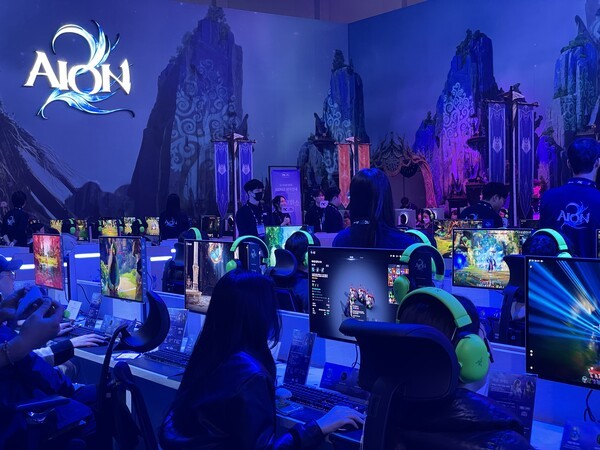 지난 13일부터 16일까지 부산 벡스코에서 열린 국내 최대 게임쇼 '지스타 2025'의 엔씨소프트 부스에 마련된 '아이온2' 시연존에서 관람객들이 아이온2를 플레이하고 있다. [출처=이경은 기자]