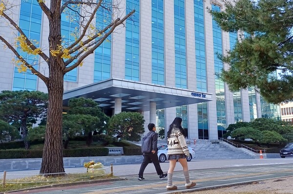 이강일 의원(청주 상당구)이 예산결산특별위원회 경제부처 부별심사에서 충청권 광역급행철도(CTX) 등 대규모 지역 현안 사업에 대한 예산 증액을 요청했다고 18일 밝혔다. 사진은 국회 의원회관 전경. [출처=ebn]