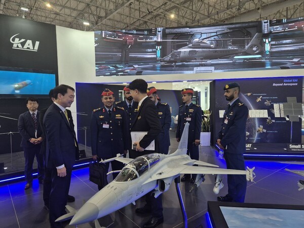 UAE 공군 공동개발위원장이 KAI 부스를 방문했다.[출처=KAI]