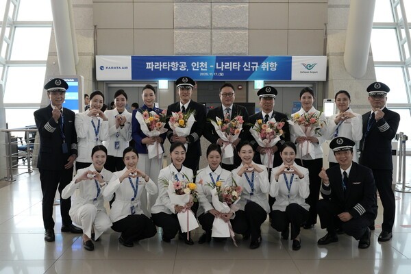 인천국제공항에서 진행된 신규취항식에서  윤철민 대표이사(뒷줄 오른쪽에서 5번째)와 임직원들이 기념 촬영을 하고 있다.[출처=파라타항공]
