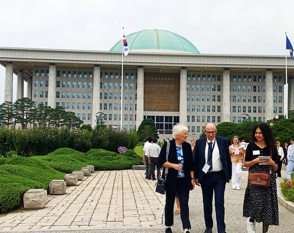국회 외교통일위원회가 한국과 쿠바 간 의회 차원의 협력 강화에 나선다. 김석기 외교통일위원장은 18일 오후 국회에서 모하메드 클라우디오 몬손 바에사 주한 쿠바대사와 면담을 갖고 양국 수교 1주년을 맞아 다차원적 실질 협력 방안을 논의했다고 밝혔다. 사진은 국회를 찾은 외국인들 모습. [출처=ebn]