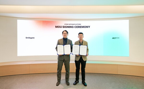 (왼쪽부터) 백영훈 스마일게이트 홀딩스 메가포트 부문 대표와 레 비엣 호아 VTCO CEO가 18일 서울시 강남구 오렌지플래닛에서 업무협약을 체결한 후 기념촬영을 하고 있다. [출처=스마일게이트]