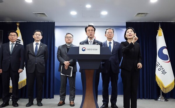 김민석 국무총리는 18일 정부종합청사에서 브리핑을 열고 "정부는 오늘 미국 워싱턴DC 소재 국제투자분쟁해결센터(ICSID) 취소위원회로부터 대한민국 승소 결정을 선고받았다"고 밝혔다. 김민석 국무총리, '론스타 ISDS 취소 신청 승소' 긴급 브리핑.[출처=연합]