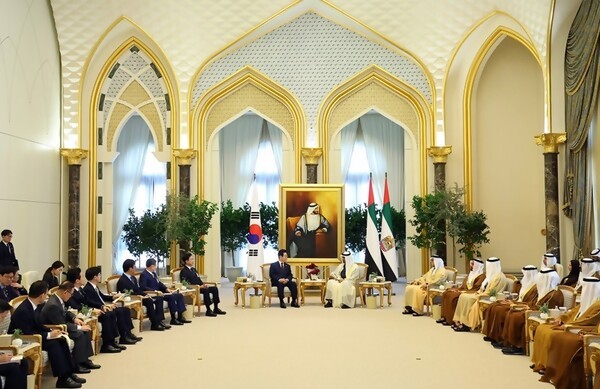 아랍에미리트(UAE)를 국빈 방문 중인 이재명 대통령이 18일(현지시간) 아부다비 대통령궁에서 셰이크 모하메드 빈 자이드 알 나흐얀 대통령과 정상회담을 갖고 양국 간 전략적 협력 강화 방안을 집중 논의했다. [출처=연합]