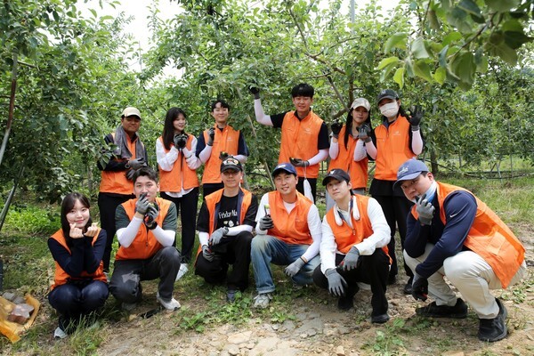 ㈜한화 경기 연천 사과농가 봉사활동. [출처=㈜한화]