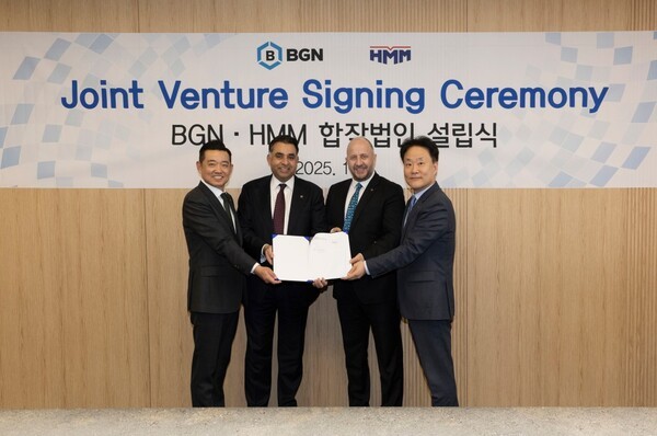 HMM 여의도 사옥에서 개최된 합작법인 설립식에서 정준 HMM 벌크사업본부장(우측 첫번째)과 오잔 투르굿(Ozan Turgut) BGN 대표(우측 두번째)가 기념촬영을 하고 있다. [출처= HMM]