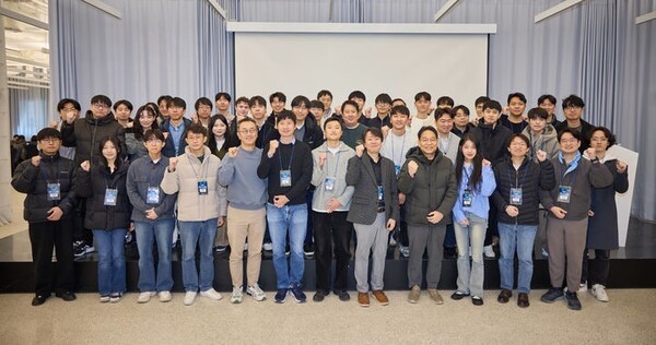 과학기술정보통신부 ‘독자 인공지능(AI) 파운데이션 모델’에 참여 중인 SK텔레콤 정예팀이 ‘2025 파운데이션 모델 테크 워크숍’에서 기념 촬영을 하고 있다. [출처=크래프톤]