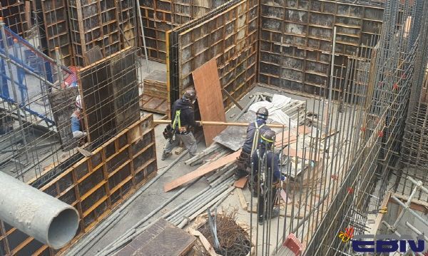 ▶ 건설 경기 악화로 지방 중소건설사들의 도산 우려가 커지고 있다. 사진은 수도권 주상복합 시공 현장.[출처=EBN]