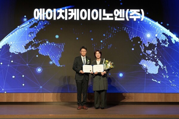 18일 롯데호텔월드에서 열린 세계일류상품 인증서 수여식에서 산업통상부 최연우 중견기업정책관(사진 왼쪽)과 HK이노엔 R&D전략실 박현정 상무(사진 오른쪽)가 기념사진을 찍고 있다. [출처=HK이노엔]