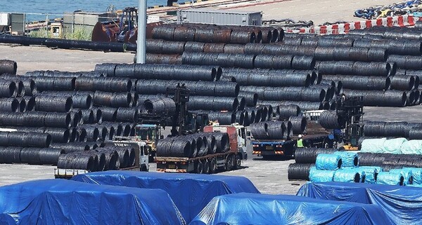 경기 평택항에 철강 제품들이 쌓여 있는 모습. [출처=연합뉴스]