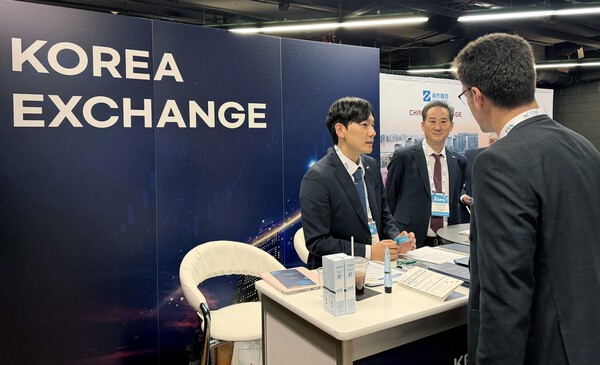 이경식 한국거래소 파생상품시장본부장(가운데)이 17~18일(현지시각) 미국 시카고에서 열린 국제파생상품협회(FIA) Expo 에 참가하여 KRX 홍보부스를 찾은 현지 기관투자자를 대상으로 KRX 파생상품시장을 소개하고 있다. [출처= 한국거래소]