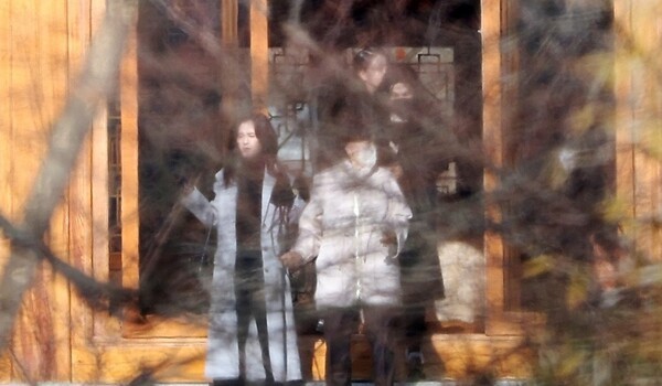 19일 오전 경기도 용인시 호암미술관 인근 선영에서 열린 호암 이병철 삼성 창업회장 38주기 추도식에 홍라희 삼성미술관 리움 명예관장, 이부진 호텔신라 사장, 이서현 삼성물산 사장이 참석해 있다. [출처=연합]