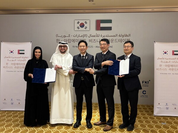 19일 자율주행 전문기업 오토노머스A2Z와 UAE 국영기업 SPACE42의 협약식에 참석한 배경훈 부총리 겸 과학기술정보통신부 장관(사진 가운데)이 기념촬영을 하고 있다. [출처=과학기술정보통신부]