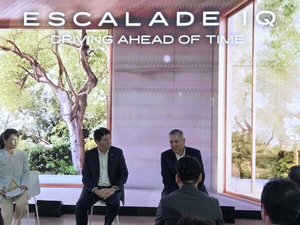 (좌측부터)존 로스 글로벌 캐딜락 부사장과 헥터 비자레알 GM한국사업장 사장 겸 대표이사(CEO) [출처=박성호 기자]